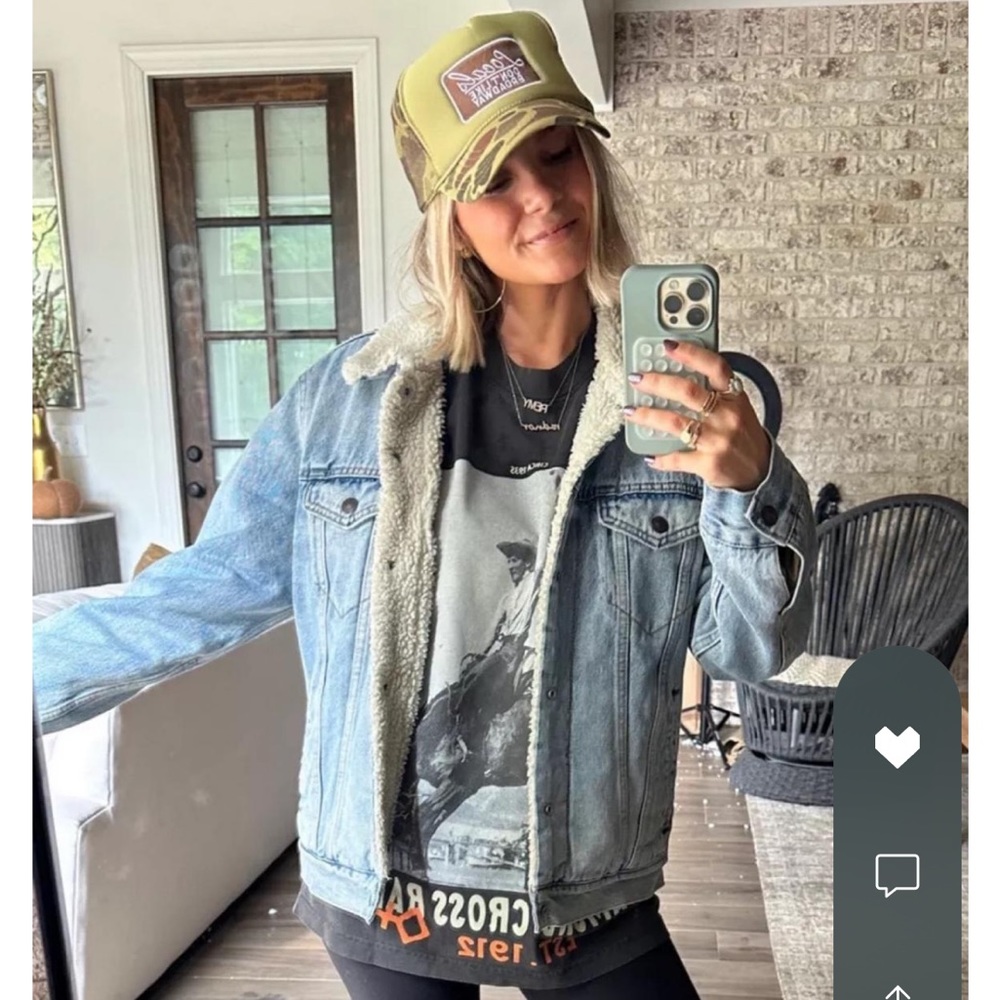 🚨PRICE DROP🚨Levi’s Sherpa Trucker Jacket